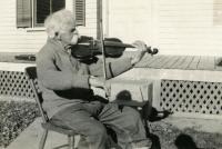 Mellie Dunham playing his fiddle, Norway, ca. 1927