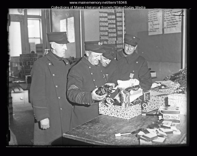 Portland Police officers help Santa, 1926