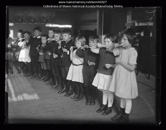 Dental instruction at Casco Street School, Portland, ca. 1922