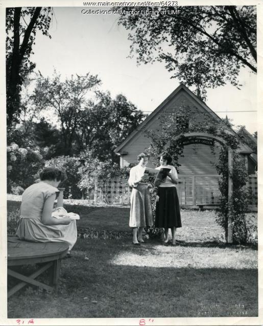 Normal School students in Mary Palmer Garden, 1948